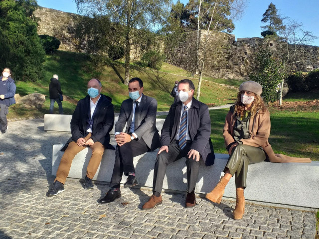 El alcalde de Vigo, Abel Caballero, junto al secretario general de Infraestructuras, Sergio Vázquez, y la presidenta de la Diputación, Carmela Silva, y el delegado de Zona Franca, David Regades.