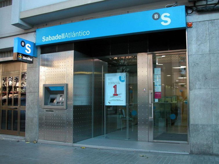 Banco Sabadell proyecta cerca de medio centenar de despidos en sus oficinas de Galicia