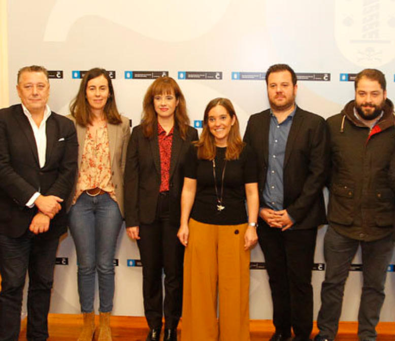 Rey y Acu00f3n en el centro de la imagen un pasado acto en el ayuntamiento de A Coruu00f1a