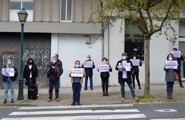 Concentración de Queremos Galego ante el Parlamento de Galicia