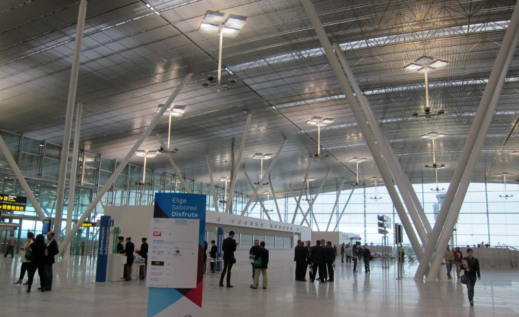 Cerrado el aeropuerto de Santiago Lavacolla momentáneamente por un defecto en la pista