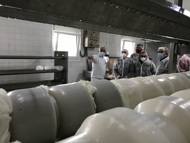 El delegado del Gobierno, Javier Losada, visita Lácteos Anzuxao