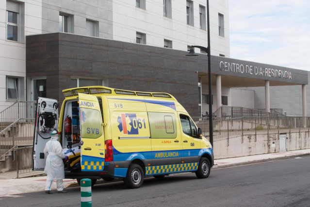 Un trabajador sanitario totalmente protegido acude en una ambulancia a la residencia de ancianos de San Cibrao donde se ha originado un brote de Covid-19.