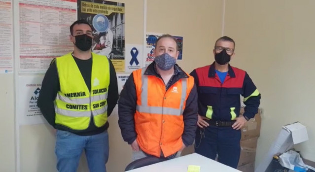 El presidente del comité de Alcoa, en el centro