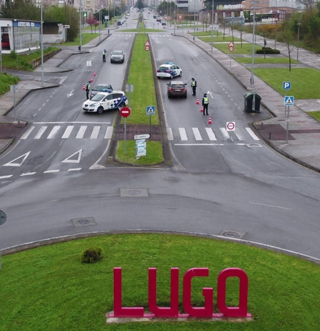 Control de la Policía Local de Lugo debido al cierre perimetral por la covid-19.