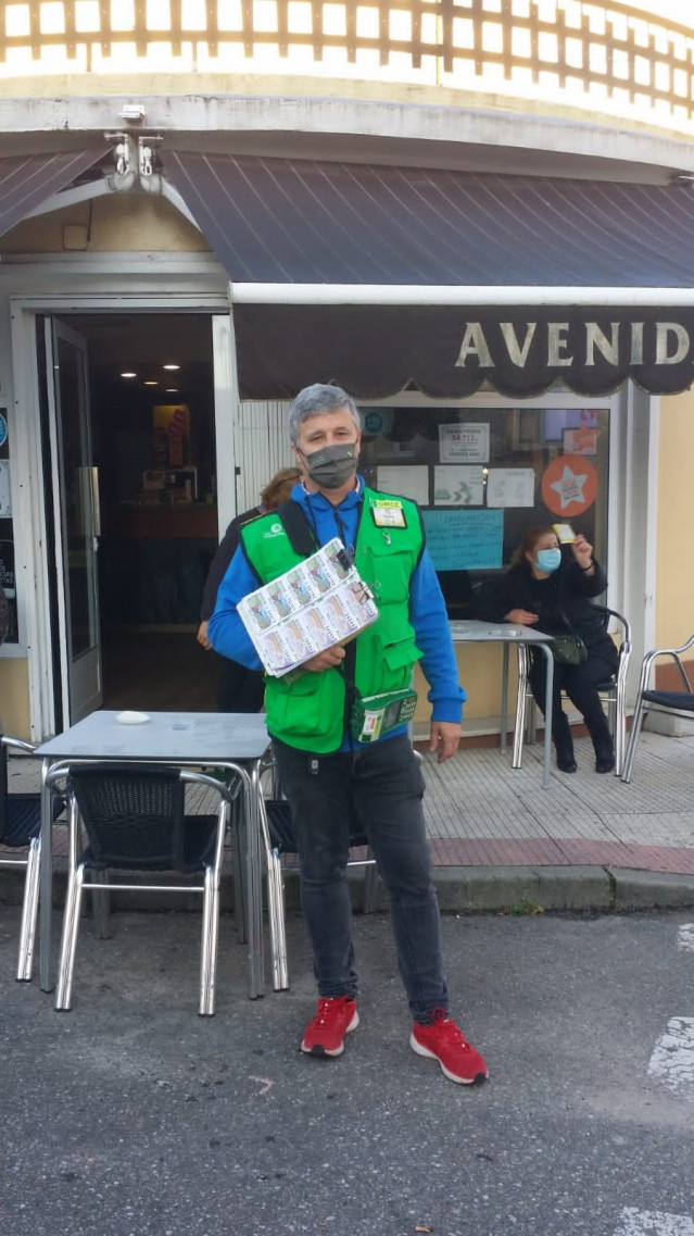 El vendedor de la ONCE Roberto González reparte un millón de euros por Tomiño