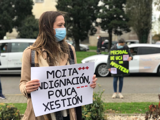 Enfermeras protestando por la falta de medios en la UCI de Santiago