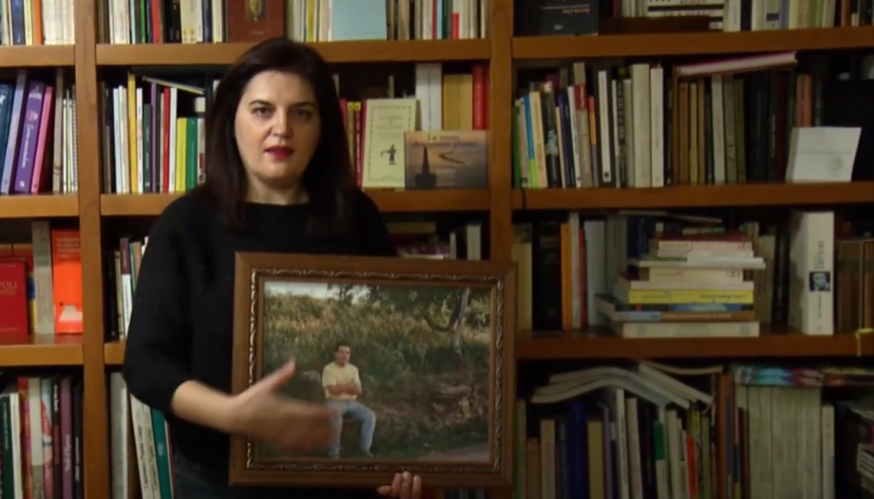 Olga Novo con el retrato de su padre en una imagen de la Deputación de Lugo