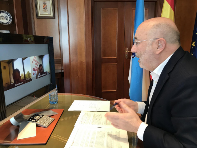 El delegado del Gobierno en Galicia, Javier Losada, mantiene una reunión por videconferencia con los secretarios xerais de UGT y CCOO en Galicia, José Antonio Gómez y Ramón Sarmiento
