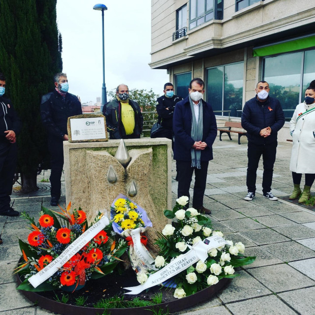 Homenaje de Stop Accidentes a las víctimas de los siniestros de circulación, al que ha asistido el alcalde de Vigo, Abel Caballero.