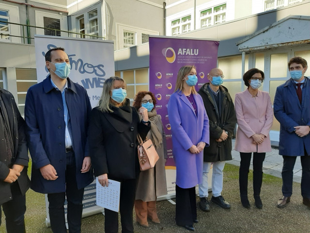 La conselleira de Política Social, Fabiola García, acompañada de miembros de asociaciones de familiares de personas con enfermedades mentales y con alzheimer en Lugo.