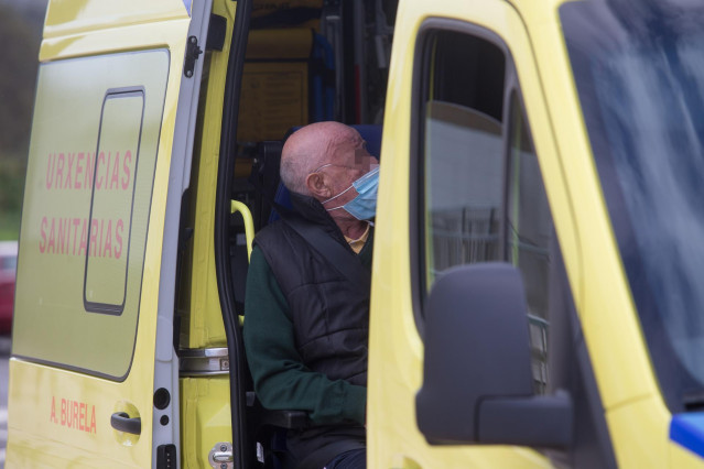 Un anciano permanece dentro de una ambulancia tras ser trasladado de la residencia de ancianos de San Cibrao donde se ha originado un brote de covid-19.