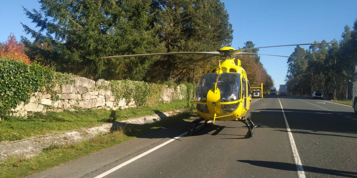 El helicóptero del 112 en el lugar del accidente en una foto de @HelicoSantiago