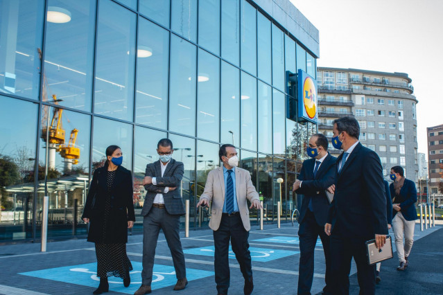 Acto de inauguración previo a la apertura del nuevo supermercado Lidl en Vigo, en la calle Jacinto Benavente.