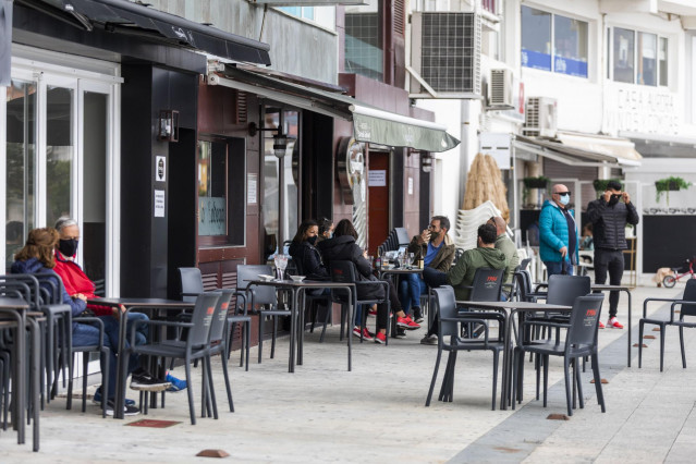 Comensales disfrutan en la terraza de un establecimiento abierto en Sanxenxo a 7 de noviembre de 2020