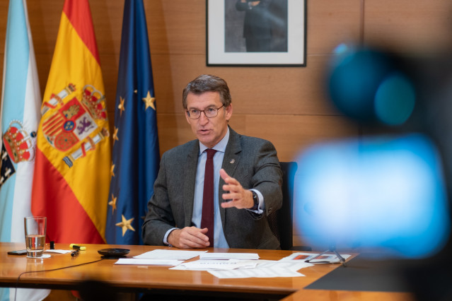 El titular del Goberno gallego, Alberto Núñez Feijóo, junto al presidente del Principado de Asturias, Adrián Barbón, participa por videoconferencia en los Encuentros del Eo