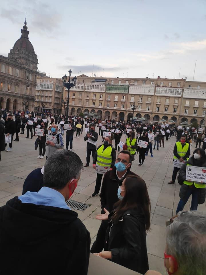Ines Rey durante una protesta de la hosteleru00eda en Maru00eda Pita