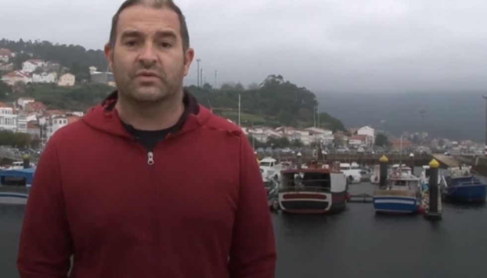 Marinero en el puerto de Muros en una foto de Fresco y del Mar