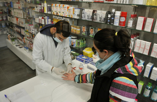 Un farmacéutico realiza una prueba serológica de Covid-19 en la Farmacia Mónica Muradas, en O Carballiño, Ourense, Galicia (España), a 22 de octubre de 2020. El comité clínico de la Consellería de Sanidade ha decidido mantener el nivel 3 en los ayuntamien