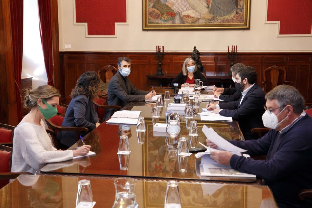 La comisión del borde litoral se reúne en el Consistorio herculino