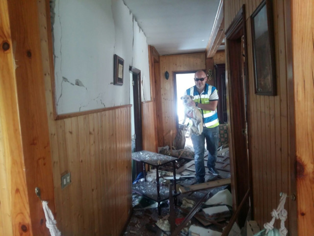 Agente de la Policía Local de O Porriño revisando una vivienda afectada por la explosión de un almacén ilegal de material pirotécnico en la parroquia de Paramos, en Tui (Pontevedra).