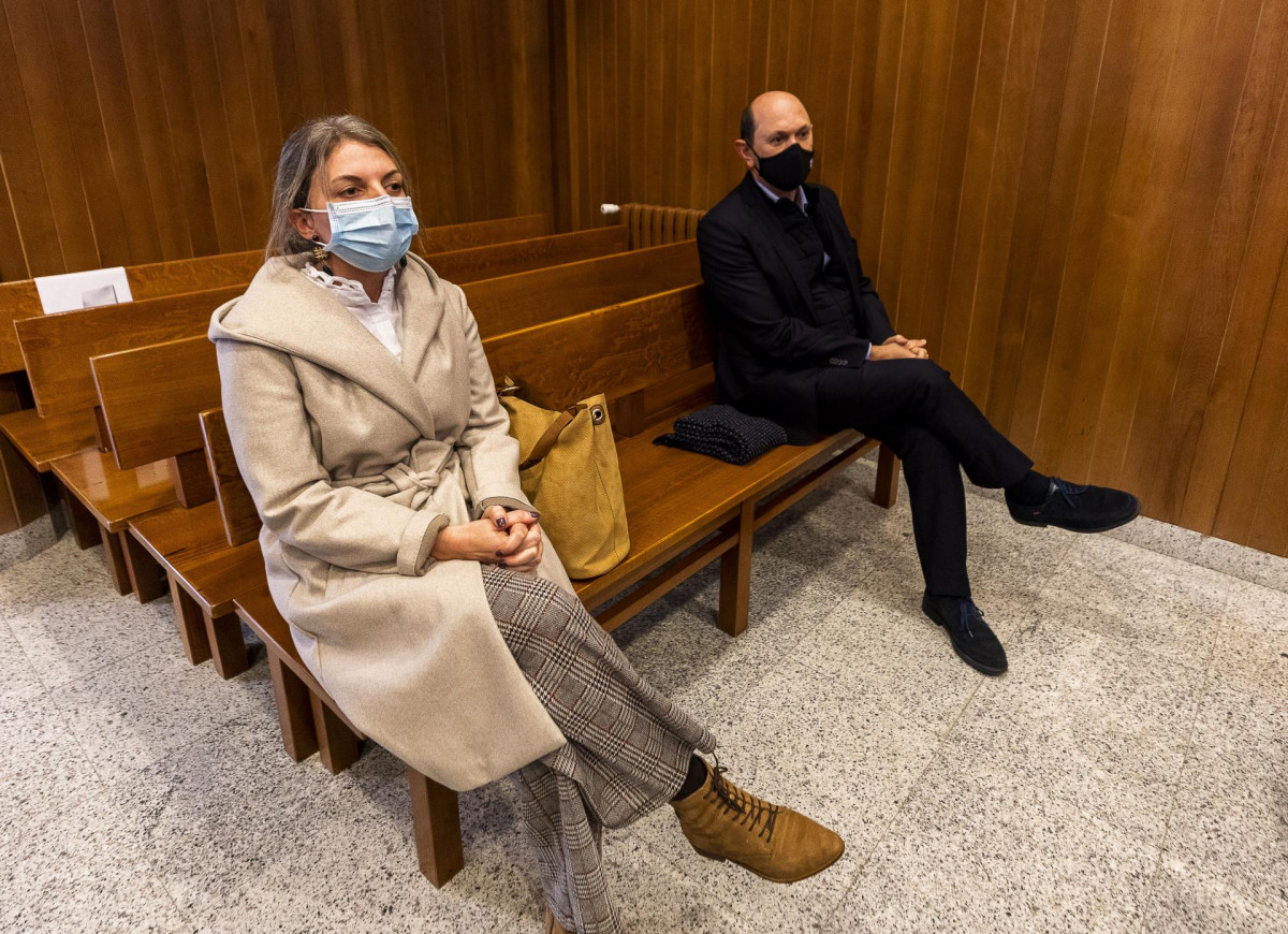 La actual delegada territorial de la Xunta de Galicia, Luisa Piñeiro, y el expresidente de la Diputación de Pontevedra, Rafael Louzán, sentados en el banquillo de los acusados del juzgado de lo pen