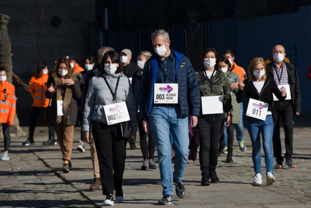 La conselleira de Emprego e Igualdade, María Jesús Lorenzana, y el vicepresidente primero de la Xunta, Alfonso Rueda, encabezan la caminata 'Camiño ao Respecto' contra la violencia machista en Santiago de Compostela.
