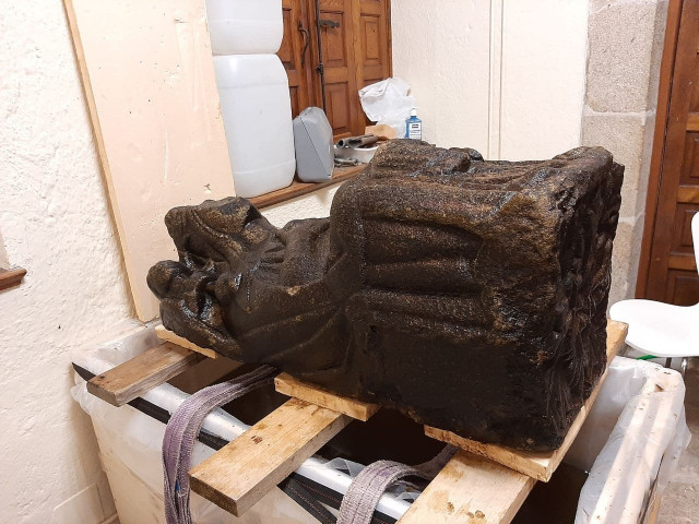 La pieza de la virgen en granito recuperada del río Sar durante el proceso de restauración