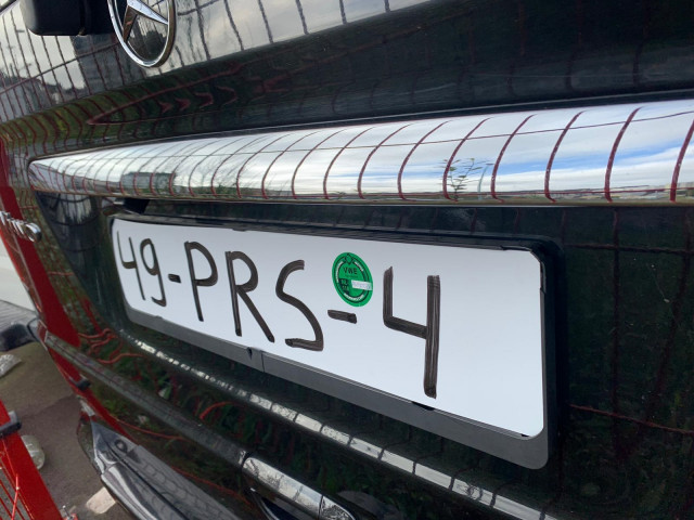 Matrícula pintada con rotulador en un coche interceptado en Lugo.