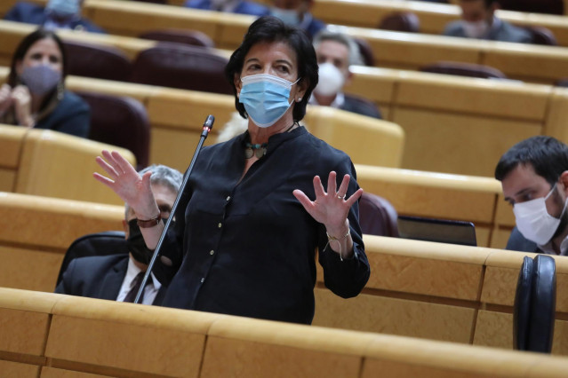 La ministra de Educación y Formación Profesional, Isabel Celaá, interviene durante una sesión de control al Gobierno en el Senado.