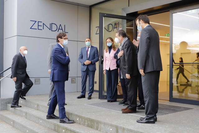 El ministro de Sanidad, Salvador Illa, visita las instalaciones del Grupo Zendal, en el Polígono Industrial La Relva, en Porriño, Pontevedra, Galicia (España), a 5 de noviembre de 2020.