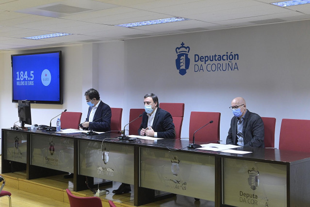 El presidente de la Diputación de A Coruña, Valentín González Formoso, junto con el vicepresidente Xosé Regueira y el diputado Antonio Leira, presentan el presupuesto para 2021