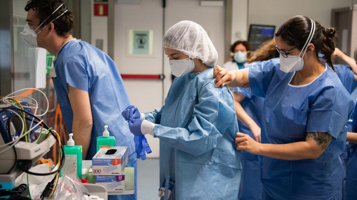 Profesionales sanitarios trabajan en un hospital