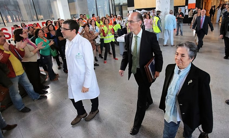 El nuevo titular de la Sanidad gallega salvó su primer asalto; el gerente del Nuevo hospital de Vigo KO
