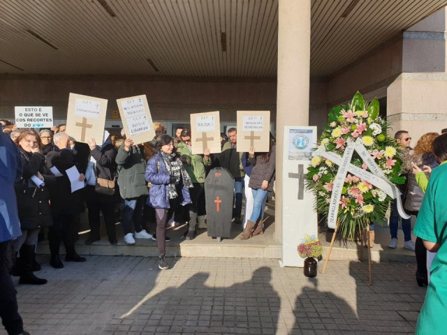 Entierro simbólico de los servicios del Hospital de Verín