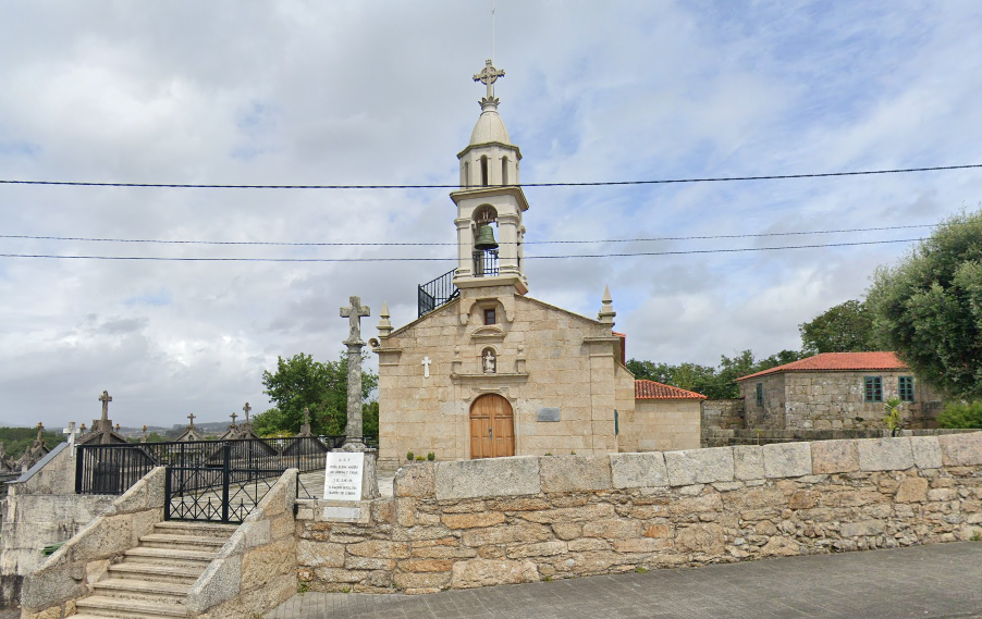 Iglesia de San Vicente de Sisu00e1n, parroquia de Ribadumia donde estu00e1 la casa asaltada