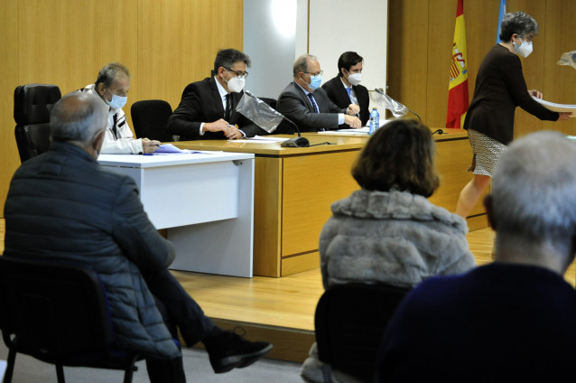 El exalcalde del PSdeG y actual concejal en O Carballiño por Espazo Común, Manuel 'Pachi' Vázquez y la exconcejala de Asuntos Sociales, Elisa Domíngez; sentados en el banquillo de los acusados