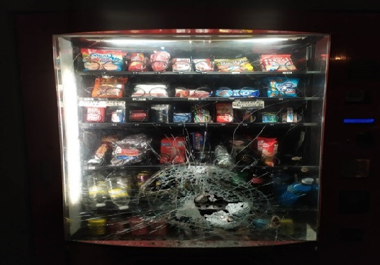 El suceso se saldó con daños materiales en la vitrina