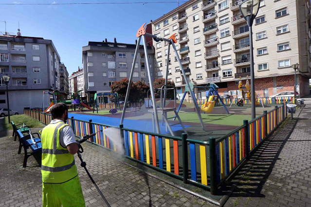 Un trabajador desinfecta un parque infantil de Ponteareas