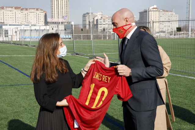 La alcaldesa de A Coruña, Inés Rey, y el presidente de la Federación Española de Fútbol, Luis Rubiales, visitan los campos de fútbol de San Pedro de Visma