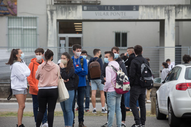 Estudiantes de bachillerato minutos antes de entrar a las instalaciones del IES Vilar Ponte para realizar los exámenes Selectividad de este año.