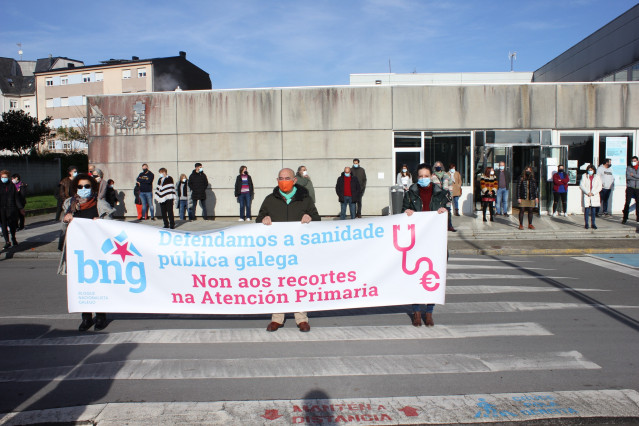 La diputada del BNG Olalla Rodil participa, junto a miembros de la formación, en una concentración frente al centro de salud de Vilalba (Lugo)