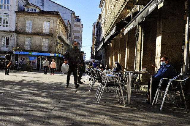 Comensales sentados en una terraza de un establecimiento abierto en O Carballiño donde hoy se levanta el cierre perimetral y reabre la hostelería, en O Carballiño, Ourense, Galicia, (España), a 21 de noviembre de 2020. Esta nueva fase de desescalada se pr