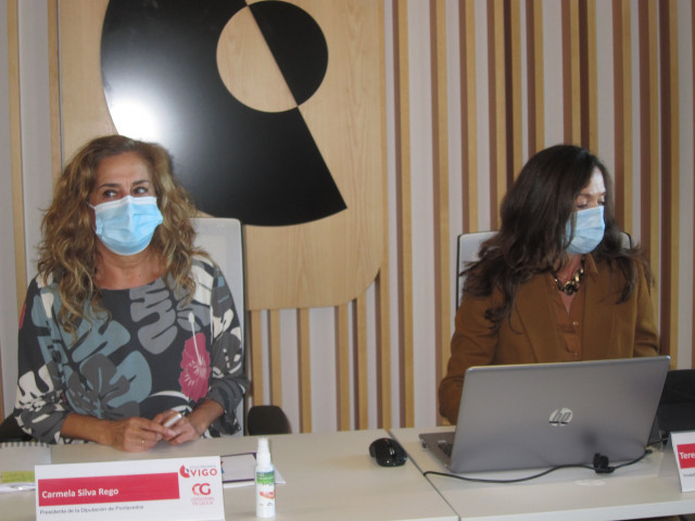 La presidenta de la Diputación de Pontevedra, Carmela Silva, y la investigadora Teresa Mariño durante la presentación