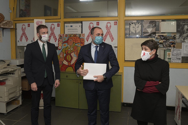 El conselleiro de Sanidade, Julio García Comesaña, visita el Comité Antisida de A Coruña, junto al delegado territorial de la Xunta, Gonzalo Trenor