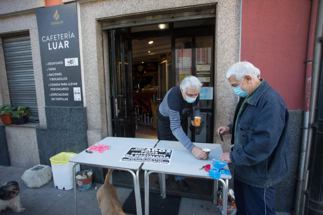 Un establecimiento sirve cafés para llevar el mismo día de la entrada en vigor de nuevas restricciones impuestas por la crisis del Covid-19 en el municipio de Vilalba, Lugo.