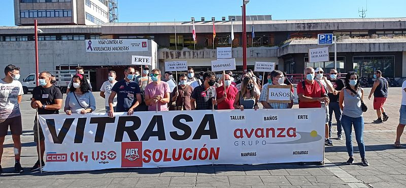 Una pasada movilizaciu00f3n de los trabajadores de Vitrasa frente al Ayuntamiento de Vigo en una imagen de la CIG