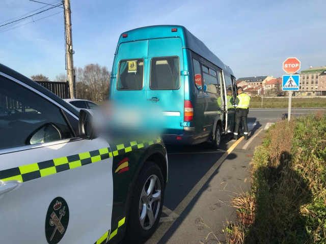 Imagen del autobús de transporte escolar interceptado en Ordes (A Coruña)