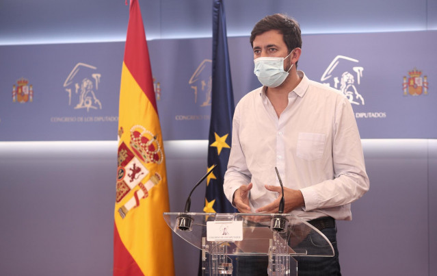 El diputado de Unidas Podemos y representante de Galicia En Común, Antón Gómez-Reino, interviene en una rueda de prensa en el Congreso de los Diputados.