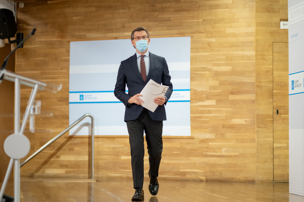 El titular del Gobierno gallego, Alberto Núñez Feijóo, antes de comparecer en la rueda de prensa tras la celebración del comité clínico del martes. Rueda del 2 de diciembre de 2020